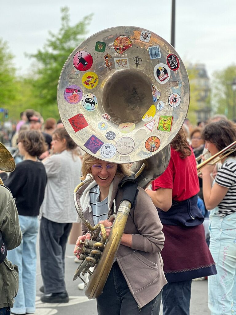 Musicienne place de la Bastille, Wikimédia France CC BY-SA 4.0 via Wikimedia Commons