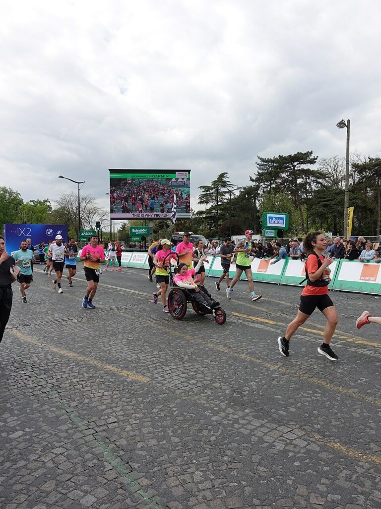 À l'approche de la ligne d'arrivée sur l'avenue Foch / Wikimédia France CC BY-SA 4.0 via Wikimedia Commons