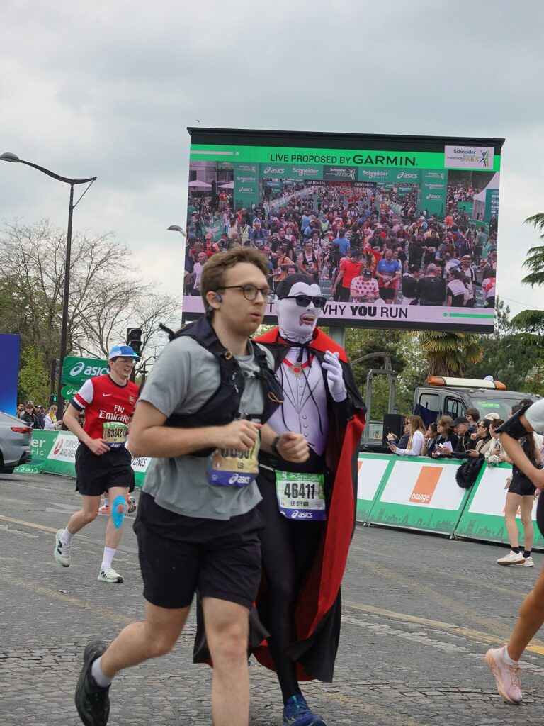 Coureur déguisé sur la ligne d'arrivée / Wikimédia France CC BY-SA 4.0 via Wikimedia Commons