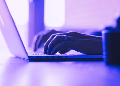 ordinateur-main-presse